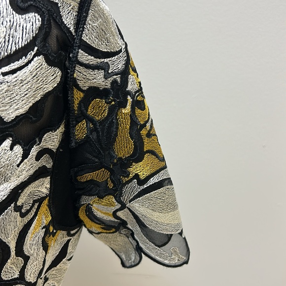 Striking Carlisle Black, Green, White, Gold Graphic Ruffled Top, 14 - Picture 13 of 14